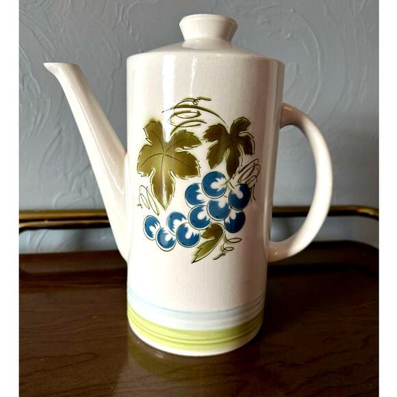 Vintage 1968 Blue Grapes Tea Coffee Pot by Harmony House made in Japan Ironstone - Picture 2 of 14